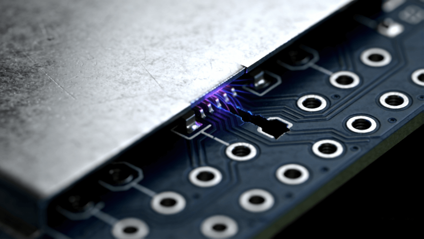 高频PCB接地过孔阵列与屏蔽罩接合处，表现接地连续性与屏蔽泄漏