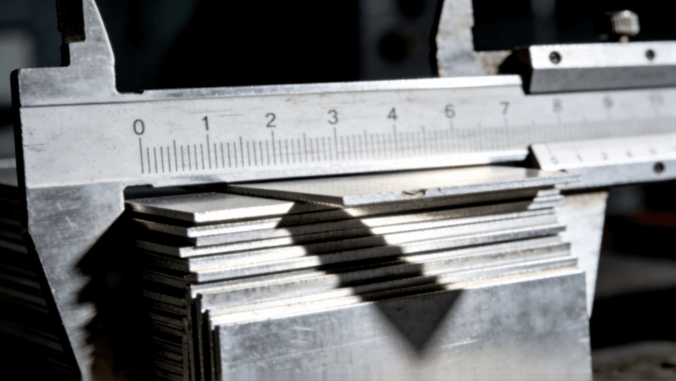 微距摄影展示铝基板厚度公差,卡尺测量下参差交错,侧光凸显缝隙与阴影 微距摄影展示铝基板厚度公差,卡尺测量下参差交错,侧光凸显缝隙与阴影