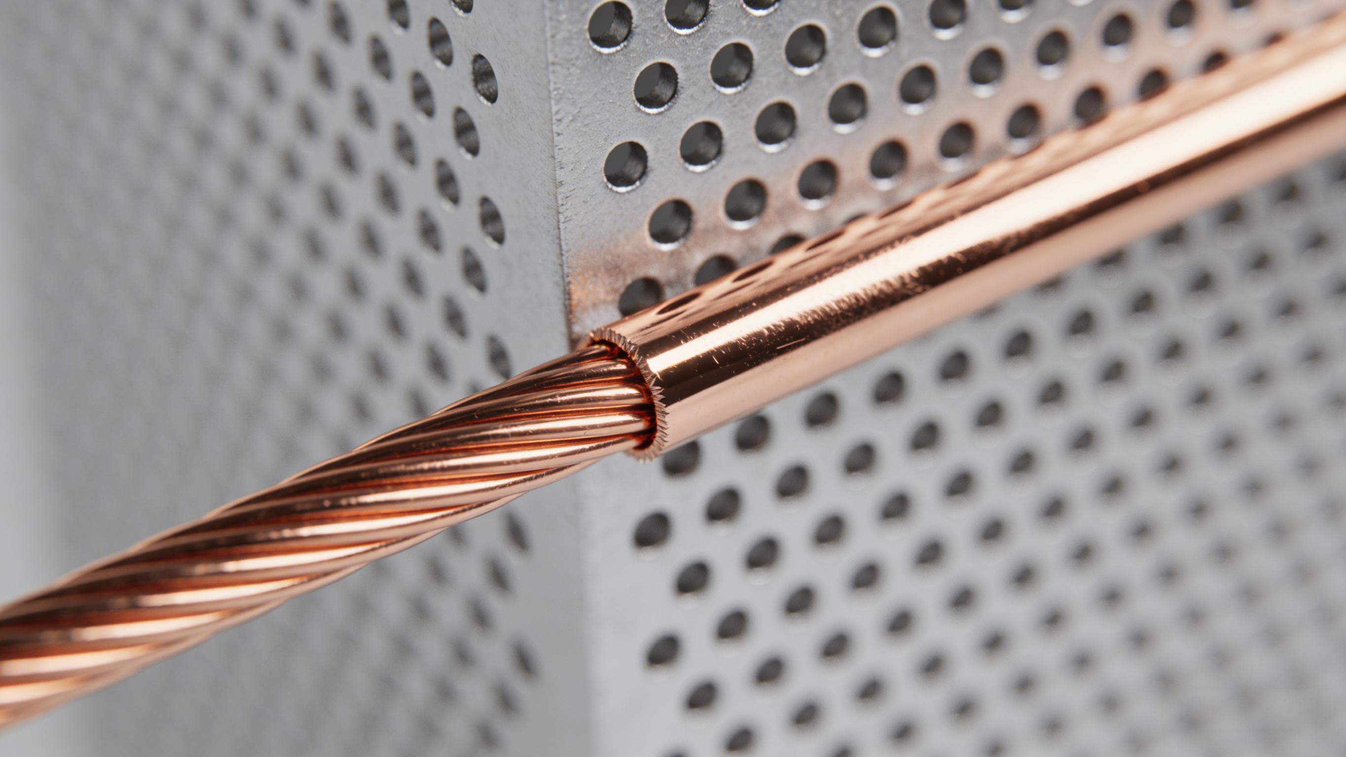 PCB蚀刻与微孔壁工艺细节视图，光滑铜线边缘与孔壁表面，展现工艺精度控制